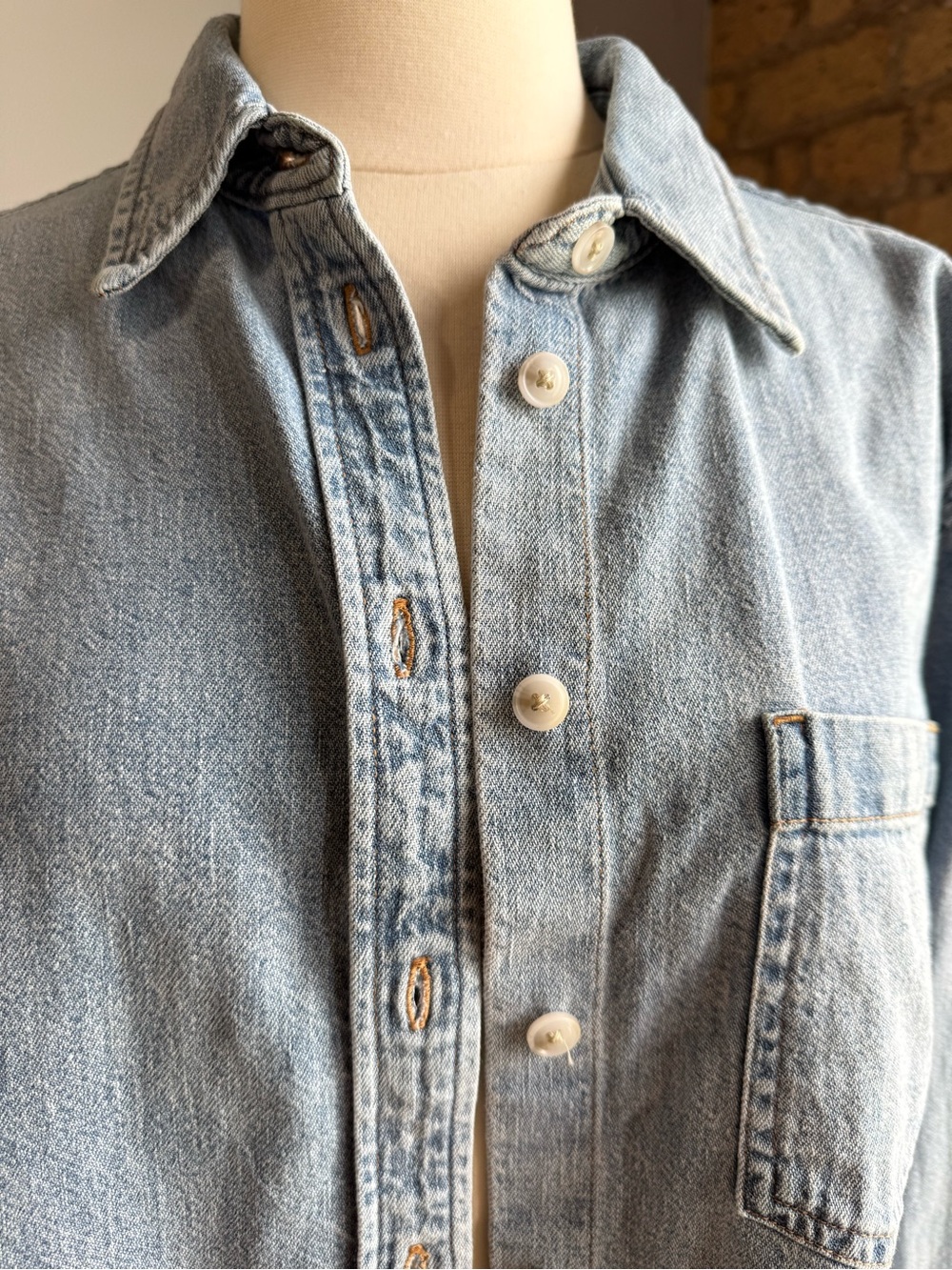 Aritzia Denim Forum ’80s Comfy Waist Denim Shirt in 7 Years Bleu Taboo - Picture 4 of 9